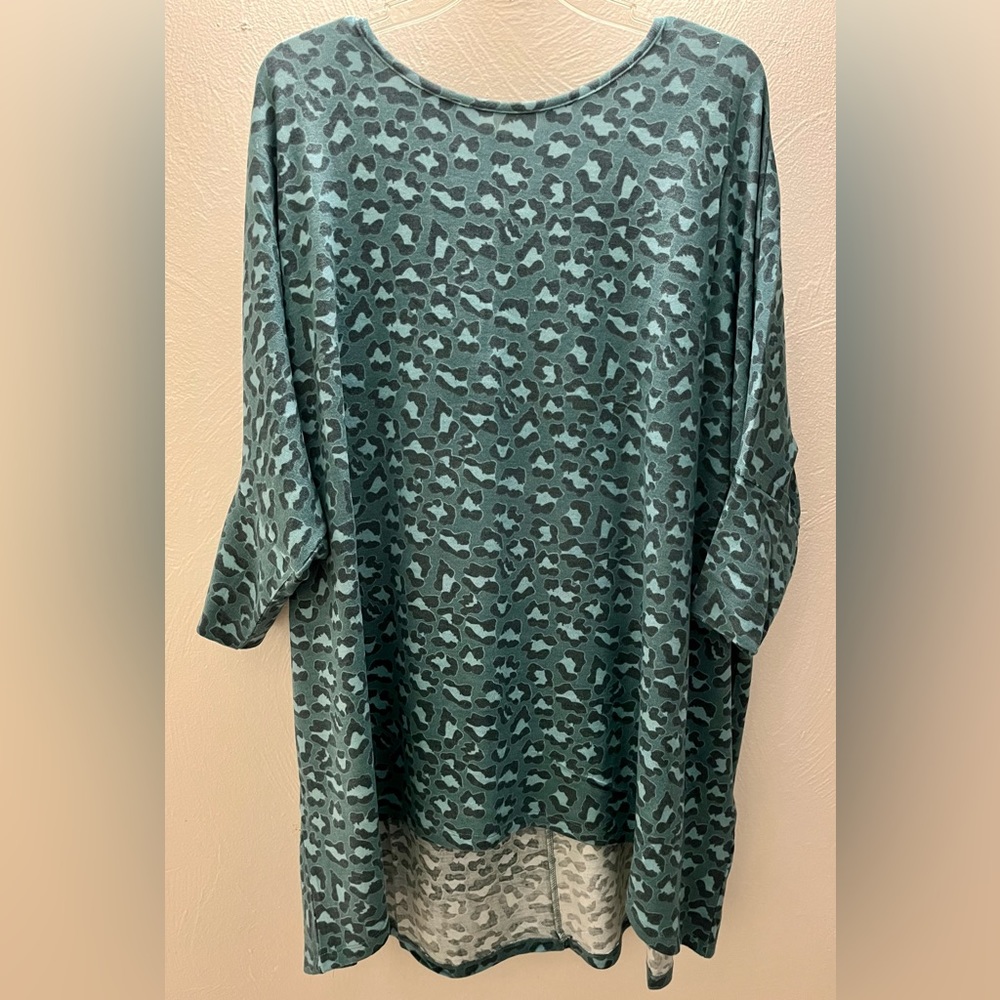 Avenue NWT hi-low top in green animal print, size 18/20 could easily fit 22/24.